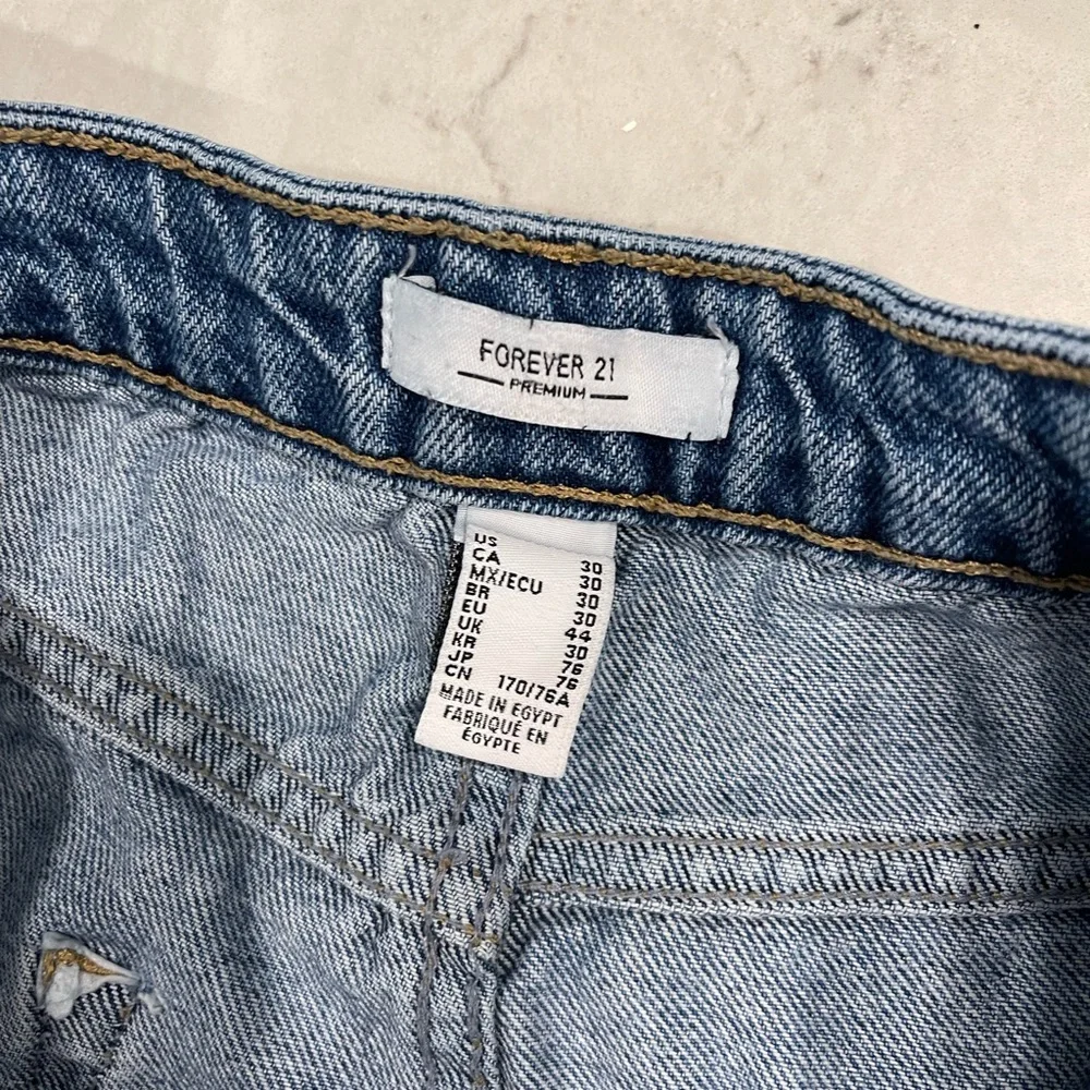 Forever 21 Shorts Womens Size 30 Cut Off High Rise Distressed Medium Wash Blue - Picture 2 of 4
